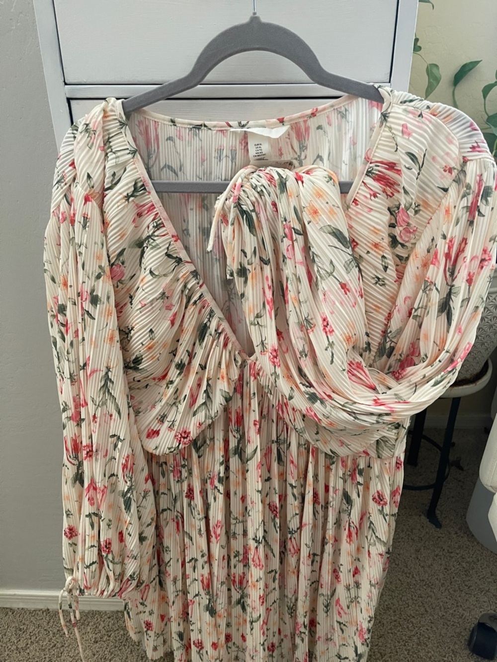 H&M Cream Floral Long Sleeve Pleated Dress with Pink & Green Print very cool - Picture 4 of 5